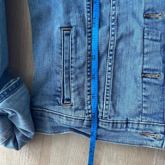 Denim Jacket - Levi's Women's Original Trucker Jacket - Size M - Picture 11 of 13